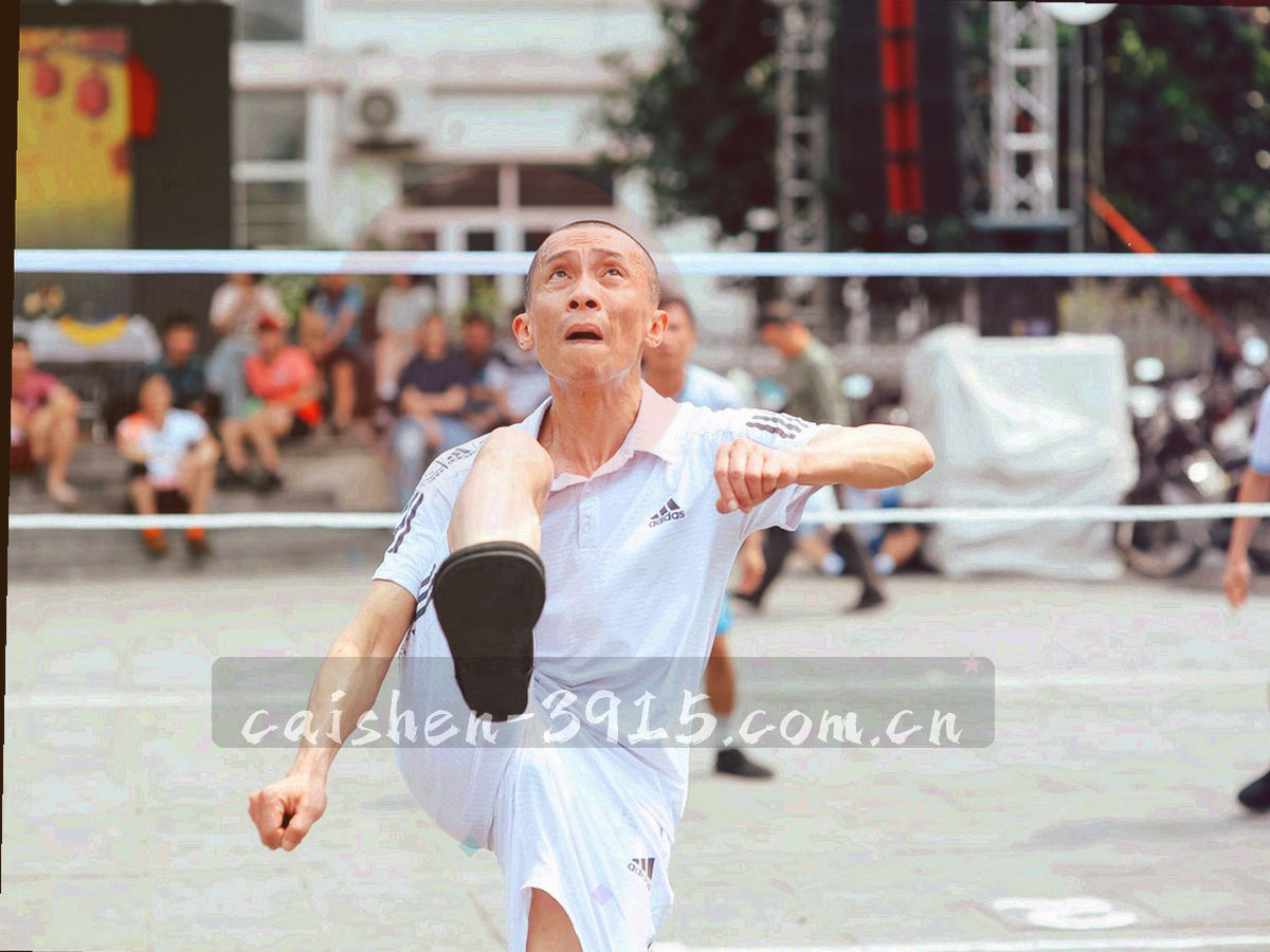 云南地图轮廓与红土色块的抽象线条图